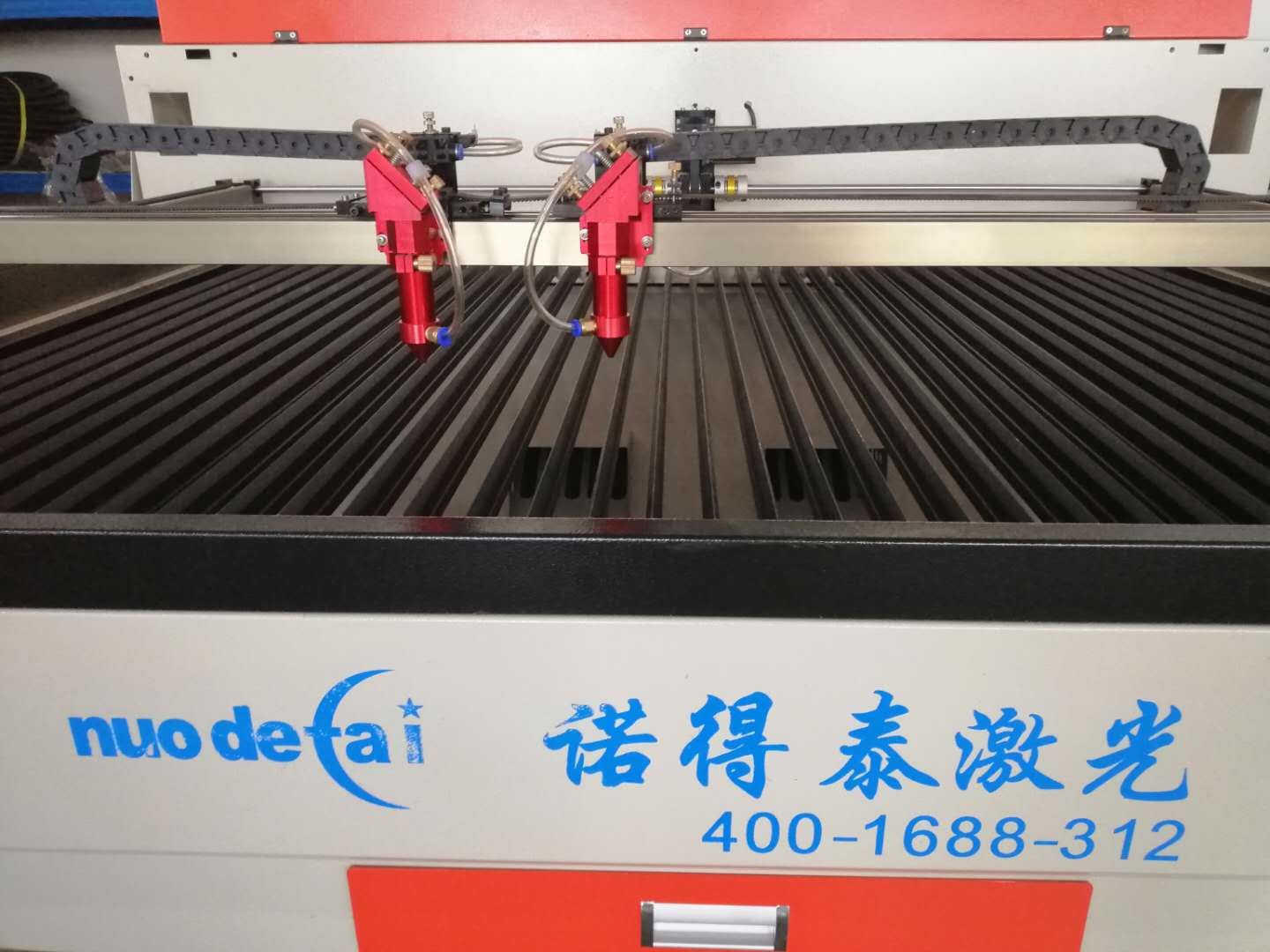 在包裝印刷行業(yè)為什么自動抓拍激光切割機(jī)比較流行？