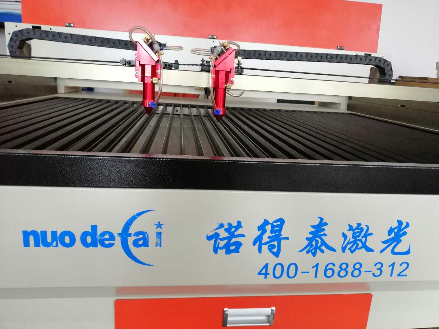 聚焦鏡片對于激光切割機(jī)在切割材料的效果產(chǎn)生深遠(yuǎn)影響？