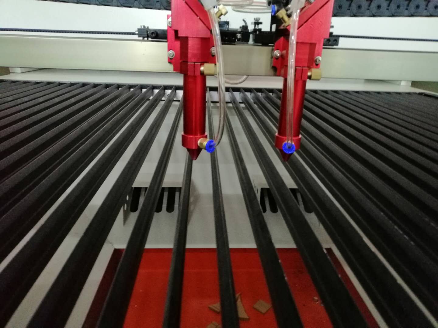 小型非金屬激光切割機(jī)設(shè)備廠家明天在哪里？