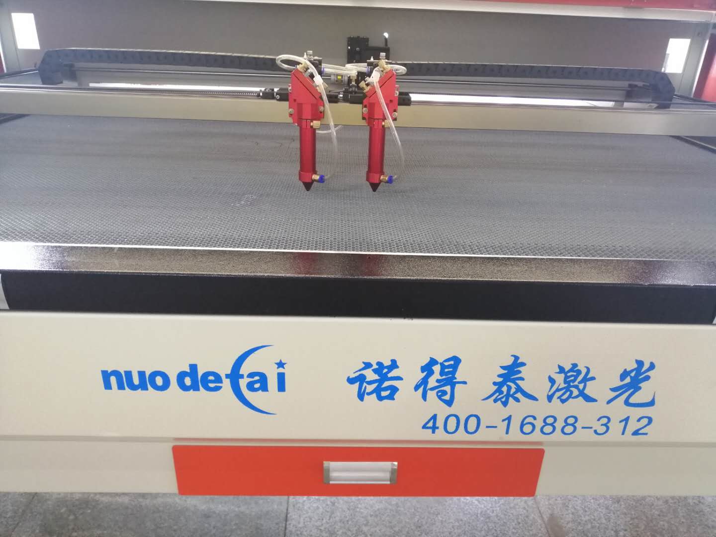 激光切割機(jī)在亞克力行業(yè)切割有著舉足輕重的作用？