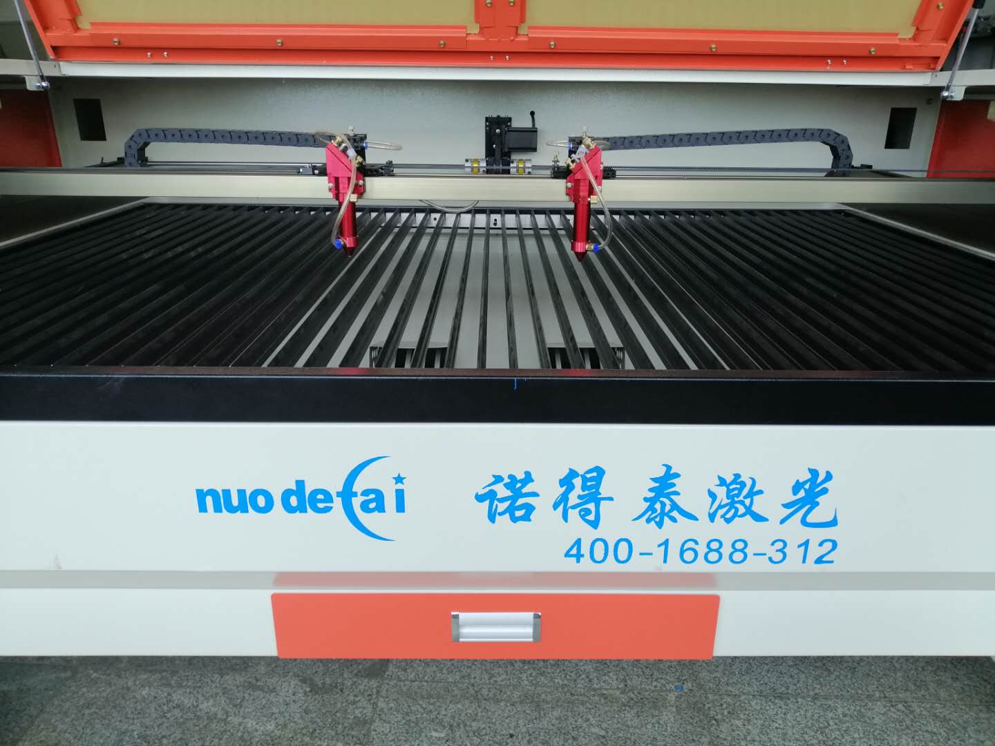 經(jīng)過長期發(fā)展，現(xiàn)在的小型非金屬激光切割機(jī)價格一直保持穩(wěn)定勢態(tài)
