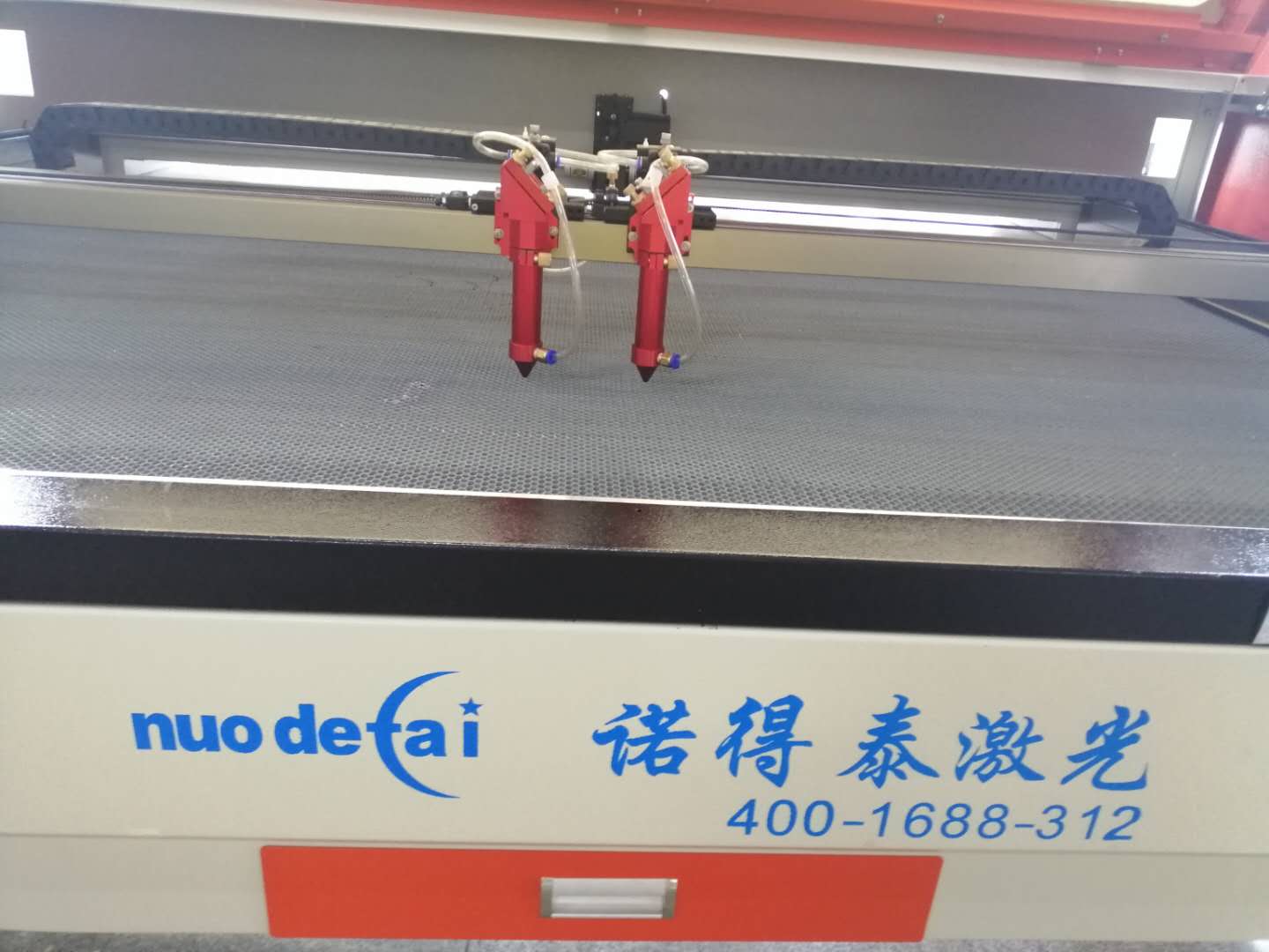 隨著人工成本不斷上漲，布料裁剪應(yīng)用激光切割機(jī)也是越來(lái)越多
