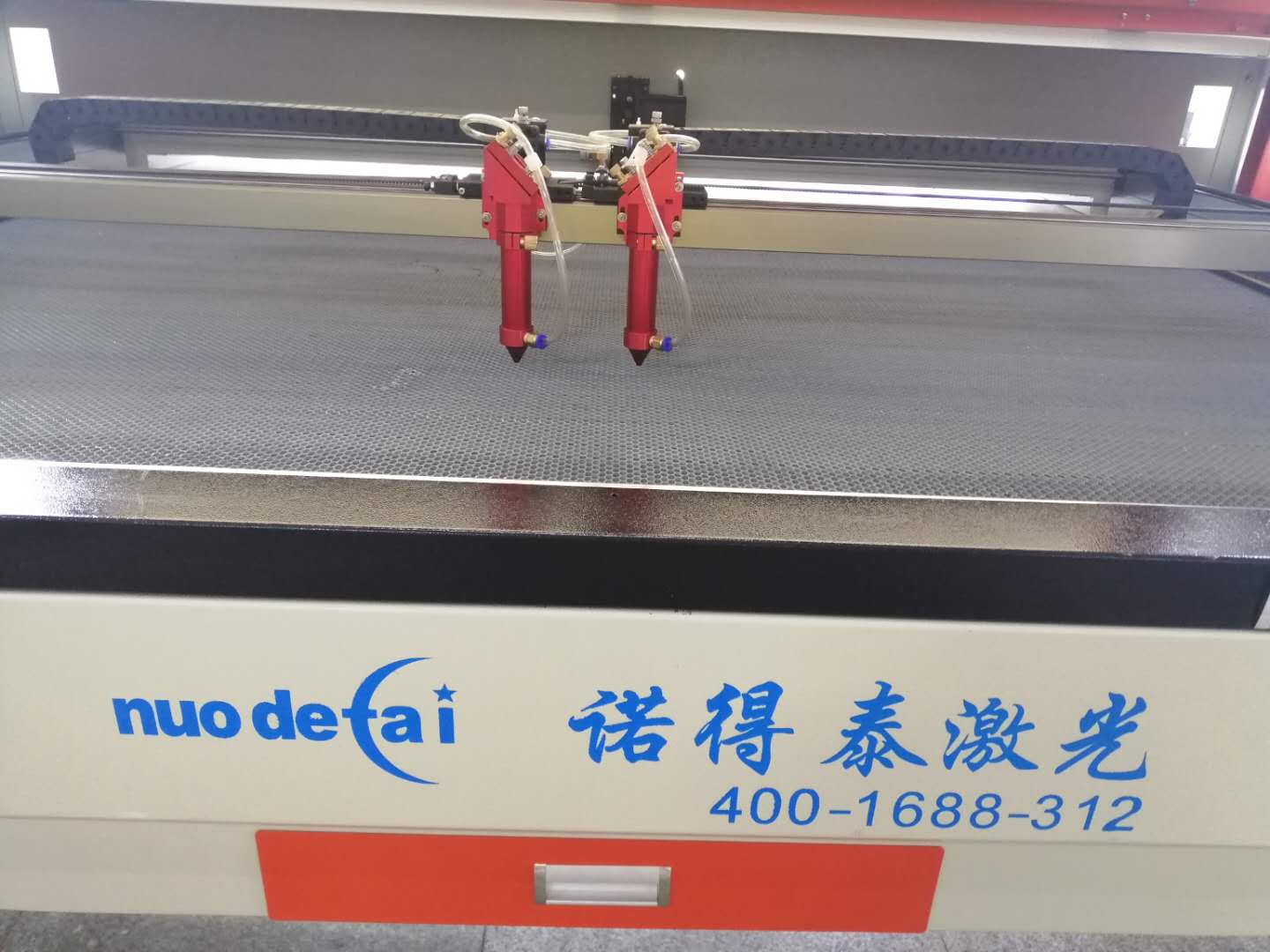 想買一臺(tái)雙頭布料激光切割機(jī)，但是不知道價(jià)格是多少？