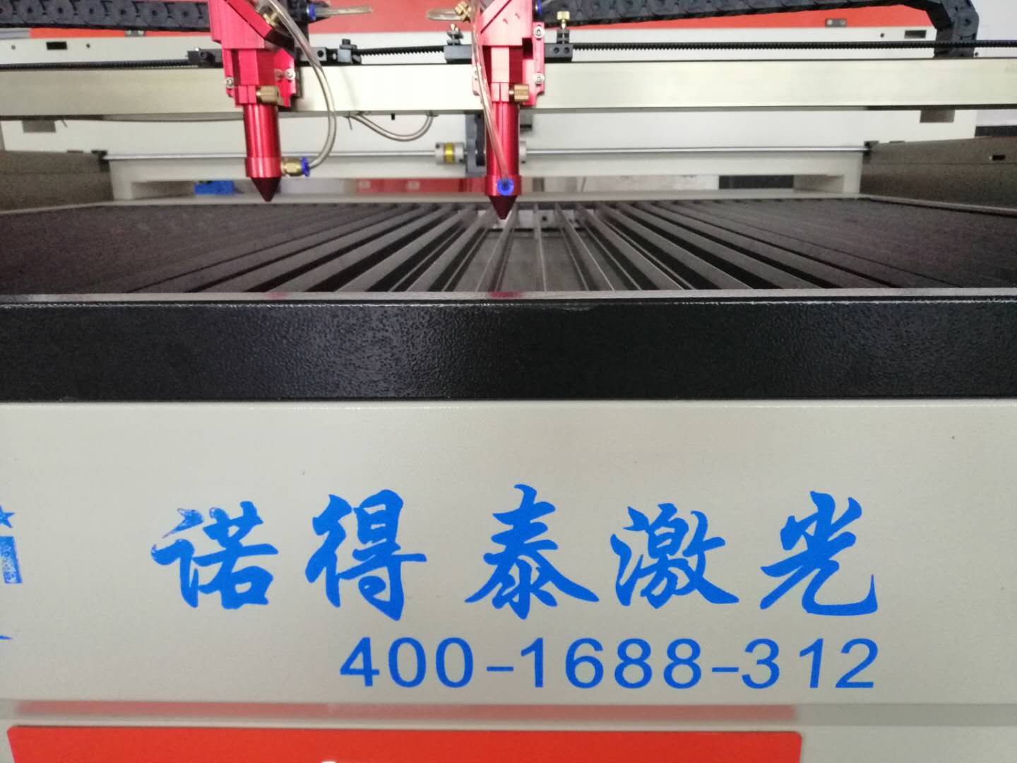 隨著激光技術(shù)的應(yīng)用，現(xiàn)在的布料激光切割機(jī)操作起來也越來越簡(jiǎn)單