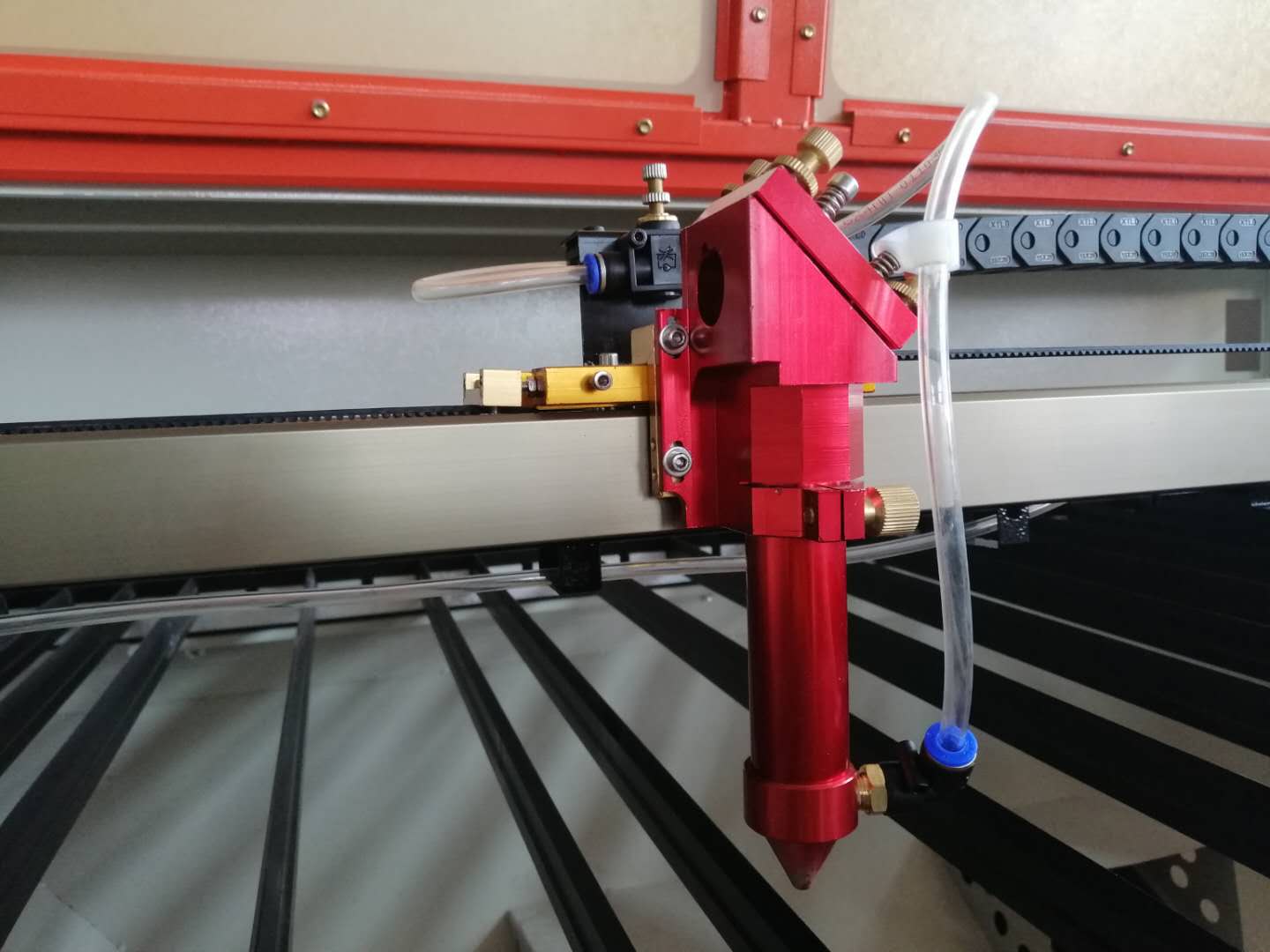 服裝玩具鏤空使用激光切割機加工起來靈活性強！